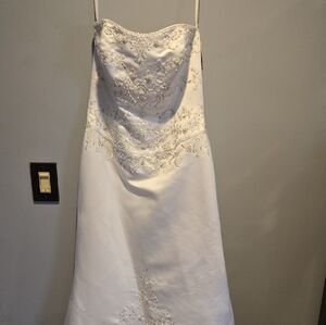 David's Bridal White Strapless Wedding Gown
